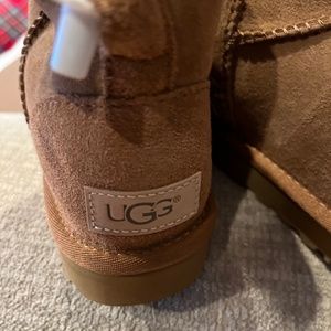 UGG a classic mini ii